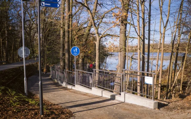 Hluboká nad Vltavou slavnostně otevřela novou stezku ve Zvolenovské ulici