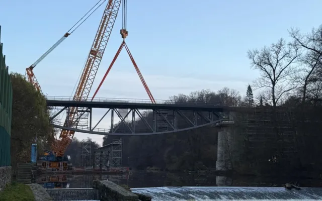 V Táboře použili těžkou techniku. Instalaci mostu zvládl jeřáb s nosností 200 tun
