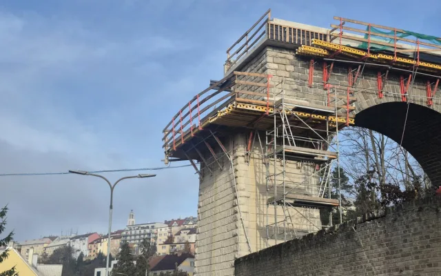 V Táboře použili těžkou techniku. Instalaci mostu zvládl jeřáb s nosností 200 tun