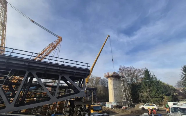 V Táboře použili těžkou techniku. Instalaci mostu zvládl jeřáb s nosností 200 tun