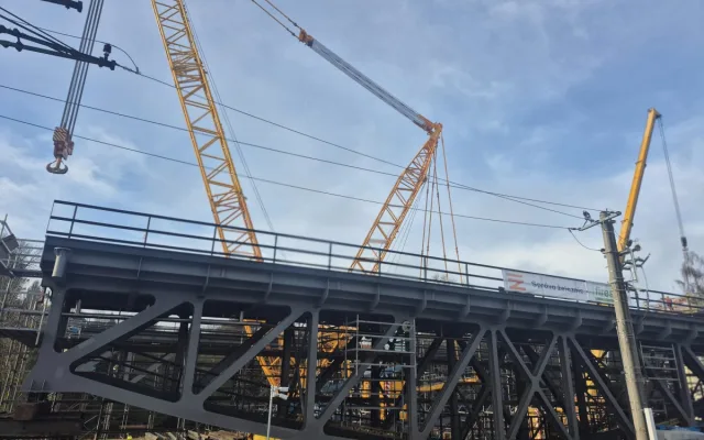 V Táboře použili těžkou techniku. Instalaci mostu zvládl jeřáb s nosností 200 tun