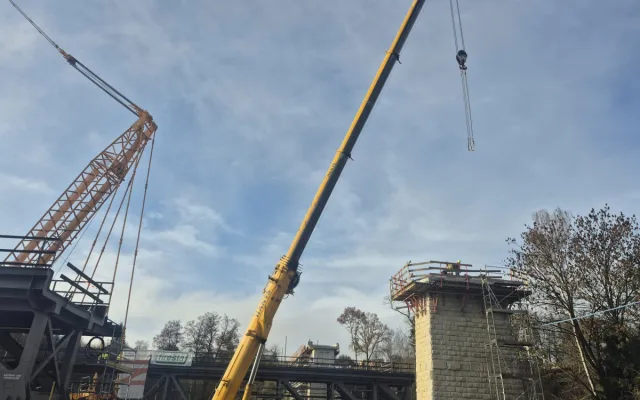 V Táboře použili těžkou techniku. Instalaci mostu zvládl jeřáb s nosností 200 tun