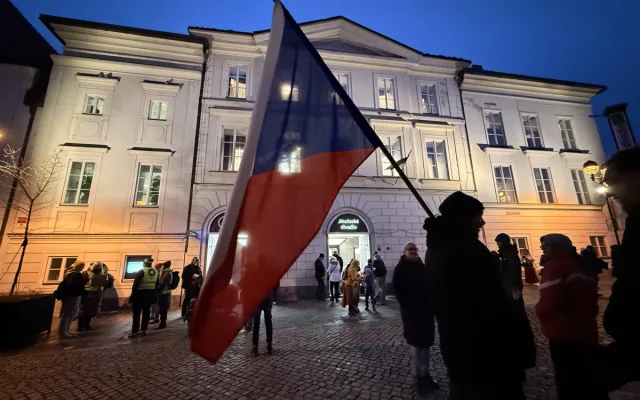 Rozsviťme demokracii v Budějcích. Z radnice zazněla česká hymna