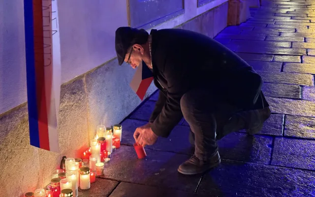 Rozsviťme demokracii v Budějcích. Z radnice zazněla česká hymna
