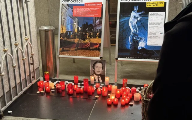 Rozsviťme demokracii v Budějcích. Z radnice zazněla česká hymna