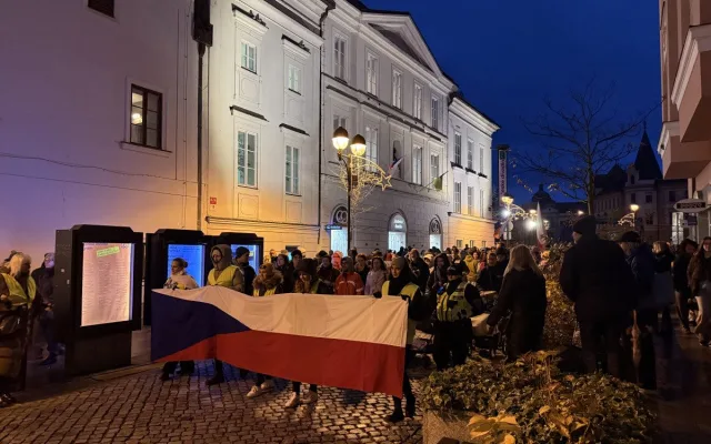 Rozsviťme demokracii v Budějcích. Z radnice zazněla česká hymna