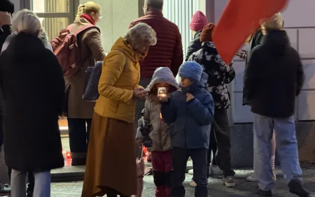 Rozsviťme demokracii v Budějcích. Z radnice zazněla česká hymna