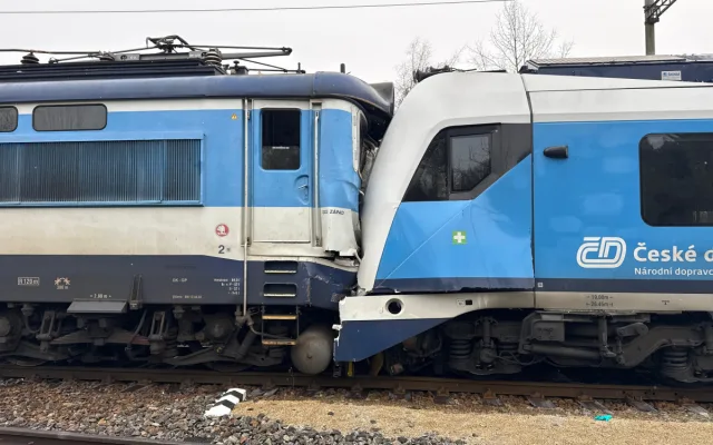 Po srážce vlaků zůstává v nemocnicích devět pacientů