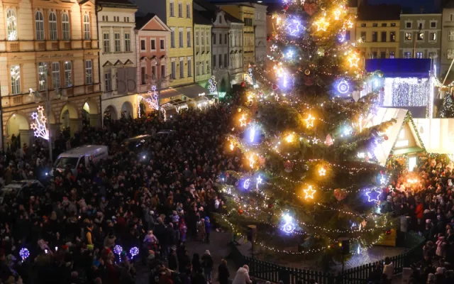 Vánoční strom na náměstí je rozsvícený.