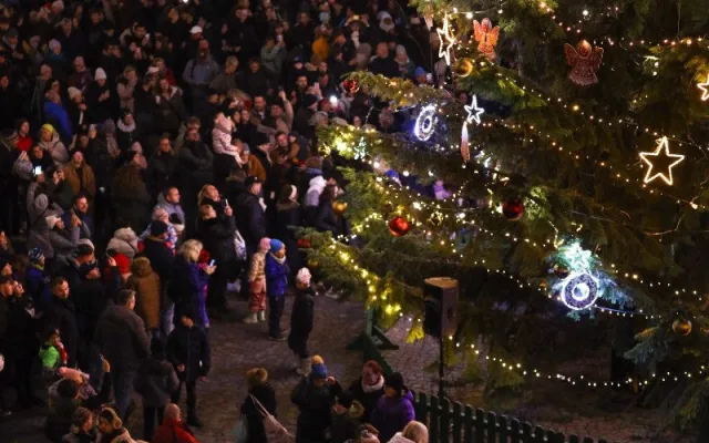 Vánoční strom na náměstí je rozsvícený.