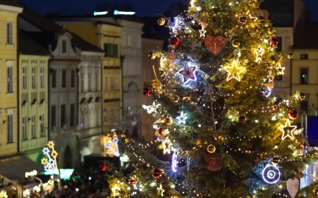 Vánoční strom na náměstí je rozsvícený.