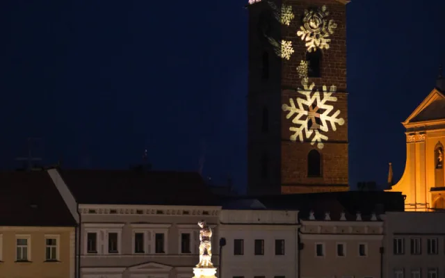 Vánoční strom na náměstí je rozsvícený.