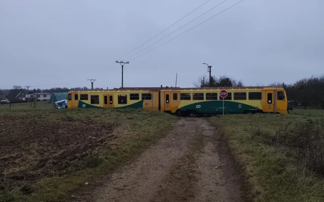 Vlak táhl auto po přejezdu 15 metrů. Nehoda se i tak obešla bez zranění