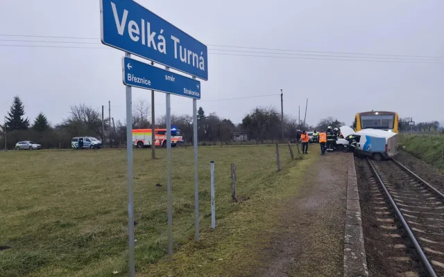 Vlak táhl auto po přejezdu 15 metrů. Nehoda se i tak obešla bez zranění