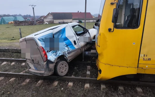 Vlak táhl auto po přejezdu 15 metrů. Nehoda se i tak obešla bez zranění