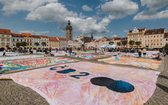 Slavnost Soutok byla zahájena akcí Obraz pro moje město, během níž se na náměstí Přemysla Otakara II. představilo prostřednictvím svých maleb celkem 95 organizací z Českých Budějovic. Foto Pavel Balek