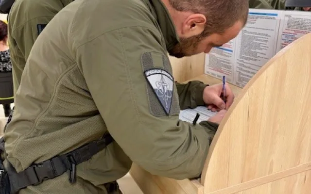 Policisté z Temelína darovali krev. Většina z nich byli prvodárci