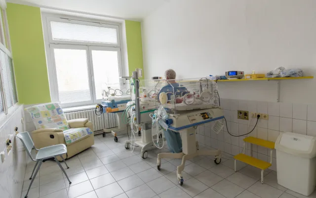 Předčasně narozeným dětem od 32. týdne těhotenství se věnuje odborný personál dětského oddělení.