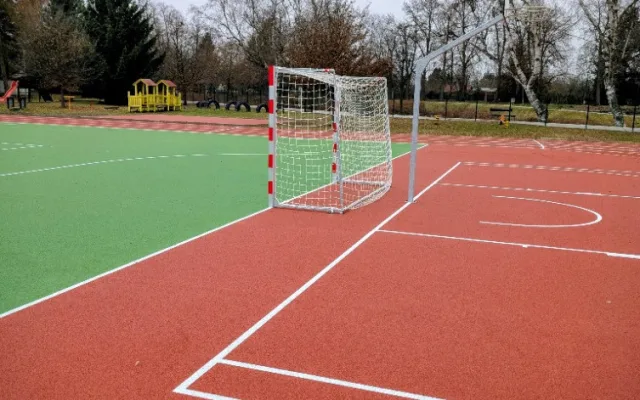 Grünwaldovka má opravené hřiště. Veřejnost ho vyzkouší na jaře