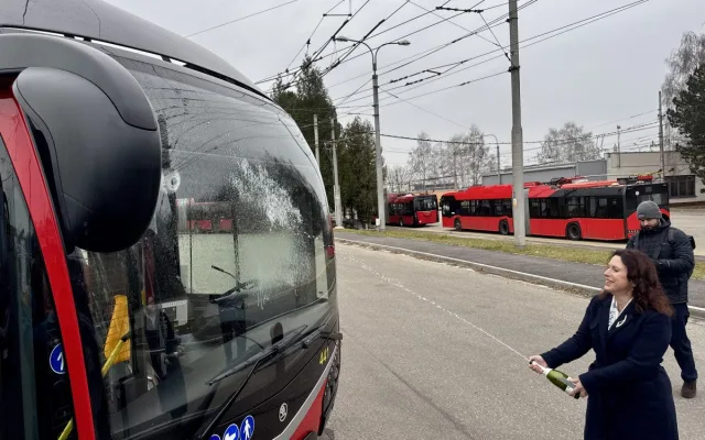 Do Budějovic dorazila flotila nových trolejbusů, připomíná Pikador i kartářku Jolandu