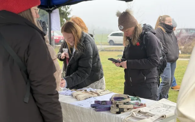 Vánoce v útulku Animal Rescue. Venčení pejsků, opékání buřtů a hromada lásky