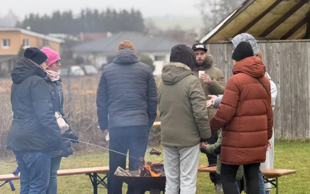 Vánoce v útulku Animal Rescue. Venčení pejsků, opékání buřtů a hromada lásky