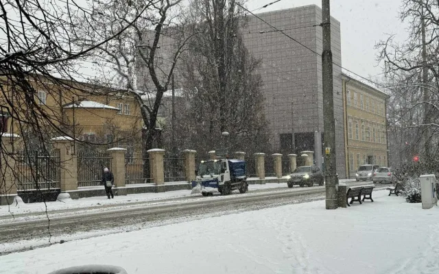 Husté sněžení komplikuje dopravu po celém kraji, policisté řeší přes 20 nehod