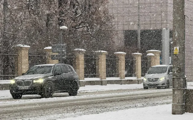 Husté sněžení komplikuje dopravu po celém kraji, policisté řeší přes 20 nehod