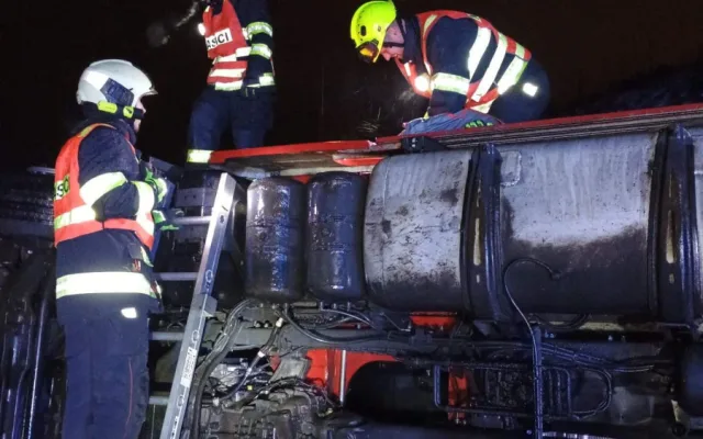 Ledovka jih Čech ochromila jen místy. Nejvážnější nehoda se stala na D3