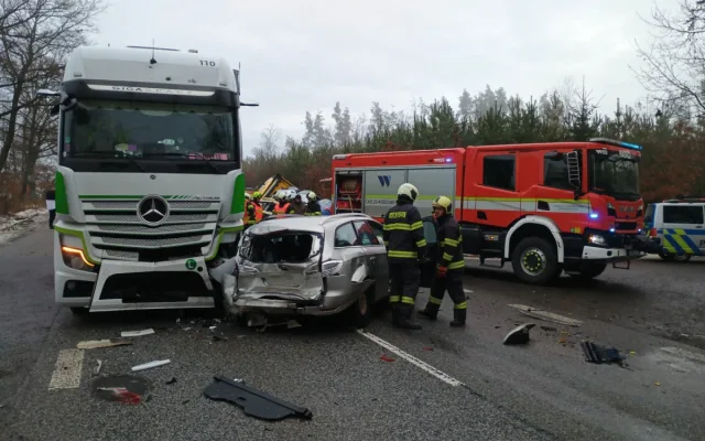 Silnice mezi Pískem a Sedlicí je uzavřená. Na místě se srazila nákladní auta s osobním