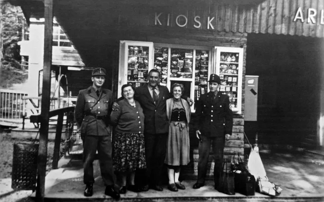 U kiosku bývalo velmi živo a veselo. S provozovateli pózují členové celní stráže a Bayerische Grenzpolizei. Policejní služebnu měli na nedalekém Brennesu.