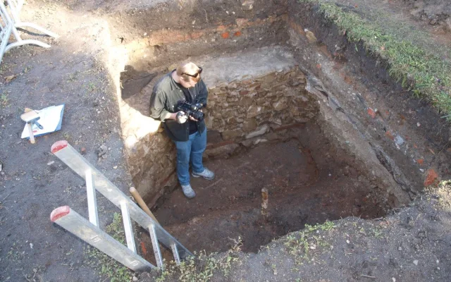 Žádné hradby ani stínadla. Archeologický průzkum stavbu galerie nezdrží