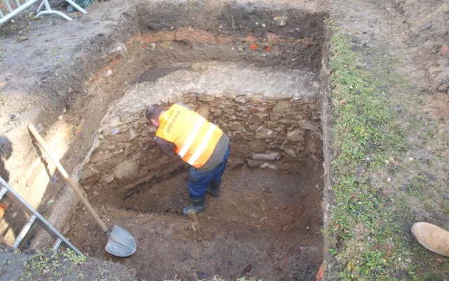 Žádné hradby ani stínadla. Archeologický průzkum stavbu galerie nezdrží