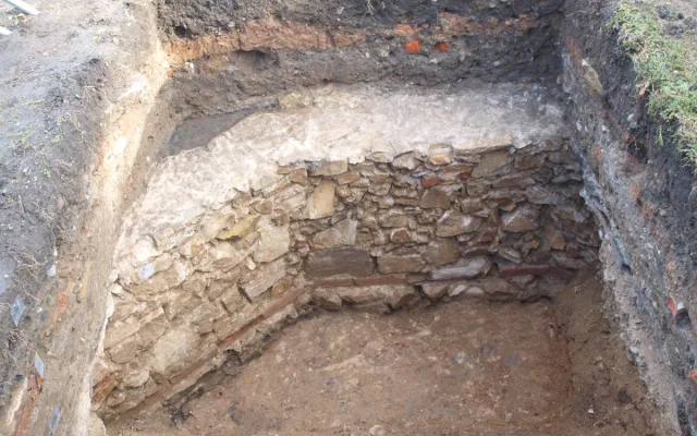 Žádné hradby ani stínadla. Archeologický průzkum stavbu galerie nezdrží