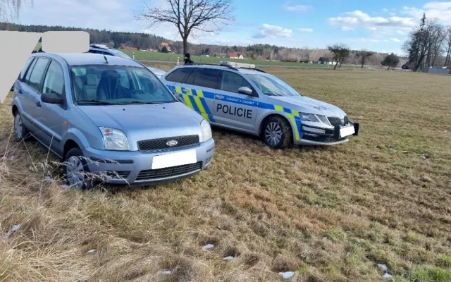 Nebezpečnou jízdu na Jindřichohradecku ukončili policisté PIT manévrem