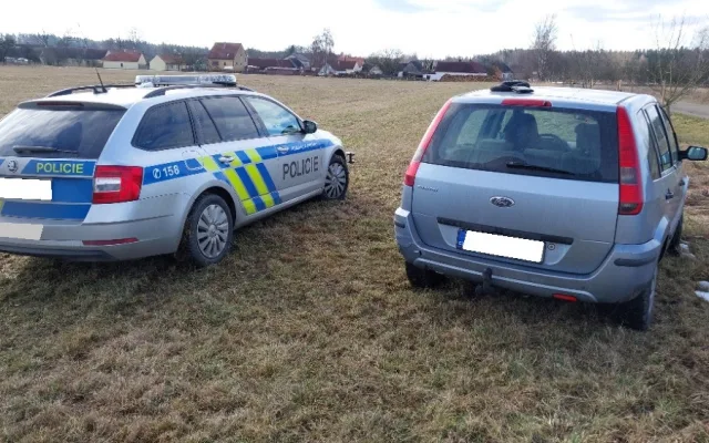 Nebezpečnou jízdu na Jindřichohradecku ukončili policisté PIT manévrem
