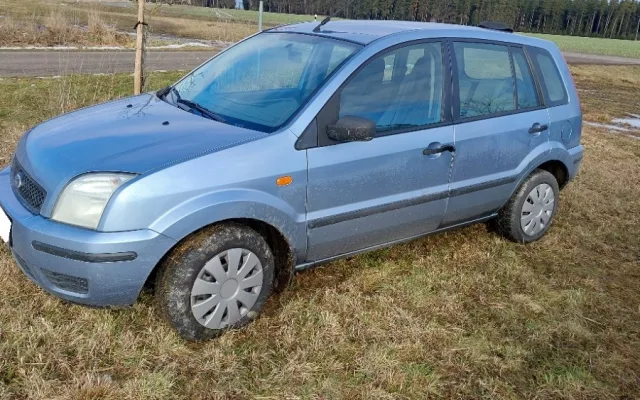 Nebezpečnou jízdu na Jindřichohradecku ukončili policisté PIT manévrem