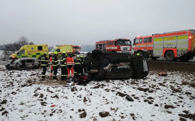 Vážná nehoda u Třebětic. Zraněné po střetu dvou aut museli vyprostit hasiči