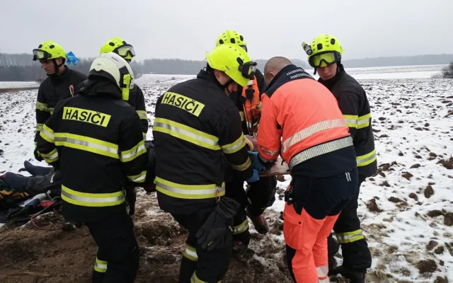 Vážná nehoda u Třebětic. Zraněné po střetu dvou aut museli vyprostit hasiči