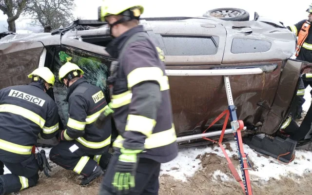 Vážná nehoda u Třebětic. Zraněné po střetu dvou aut museli vyprostit hasiči