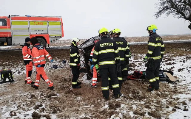 Vážná nehoda u Třebětic. Zraněné po střetu dvou aut museli vyprostit hasiči