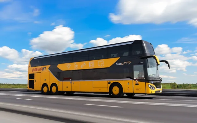 RegioJet nasazuje na linku do Krumlova luxusní dvoupodlažní autobusy