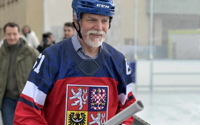 FOTO: Prezident se na olympijském festivalu vrhl na sport. Vyzkoušel curling i biatlon