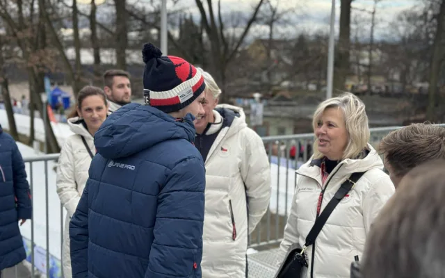 FOTO: Prezident se na olympijském festivalu vrhl na sport. Vyzkoušel curling i biatlon