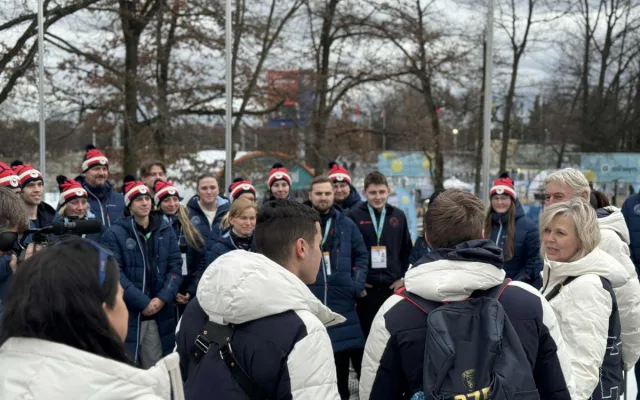 FOTO: Prezident se na olympijském festivalu vrhl na sport. Vyzkoušel curling i biatlon
