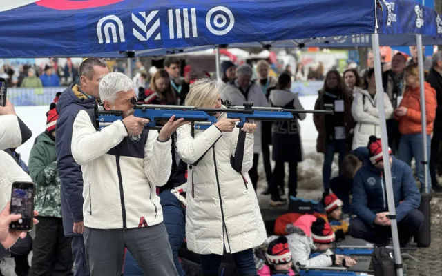 FOTO: Prezident se na olympijském festivalu vrhl na sport. Vyzkoušel curling i biatlon