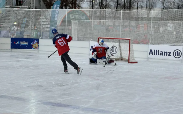 FOTO: Prezident se na olympijském festivalu vrhl na sport. Vyzkoušel curling i biatlon