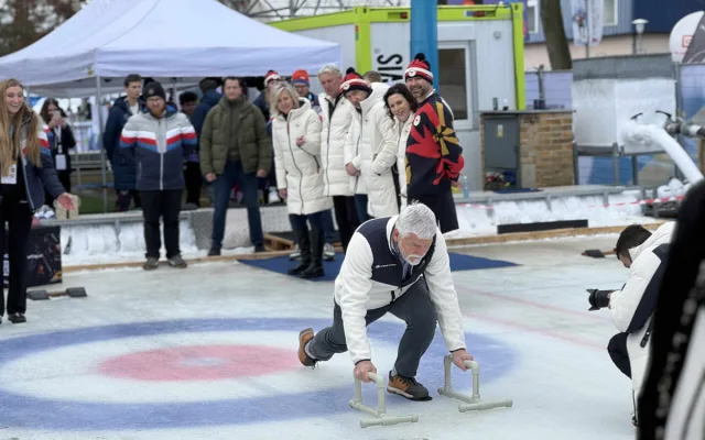 FOTO: Prezident se na olympijském festivalu vrhl na sport. Vyzkoušel curling i biatlon