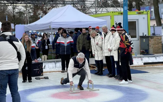 FOTO: Prezident se na olympijském festivalu vrhl na sport. Vyzkoušel curling i biatlon