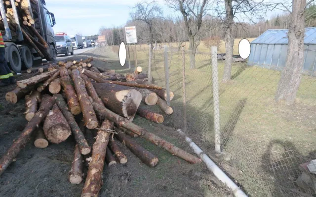 Při nehodě na Kaplicku se z kamionu sesunul špatně zajištěný náklad